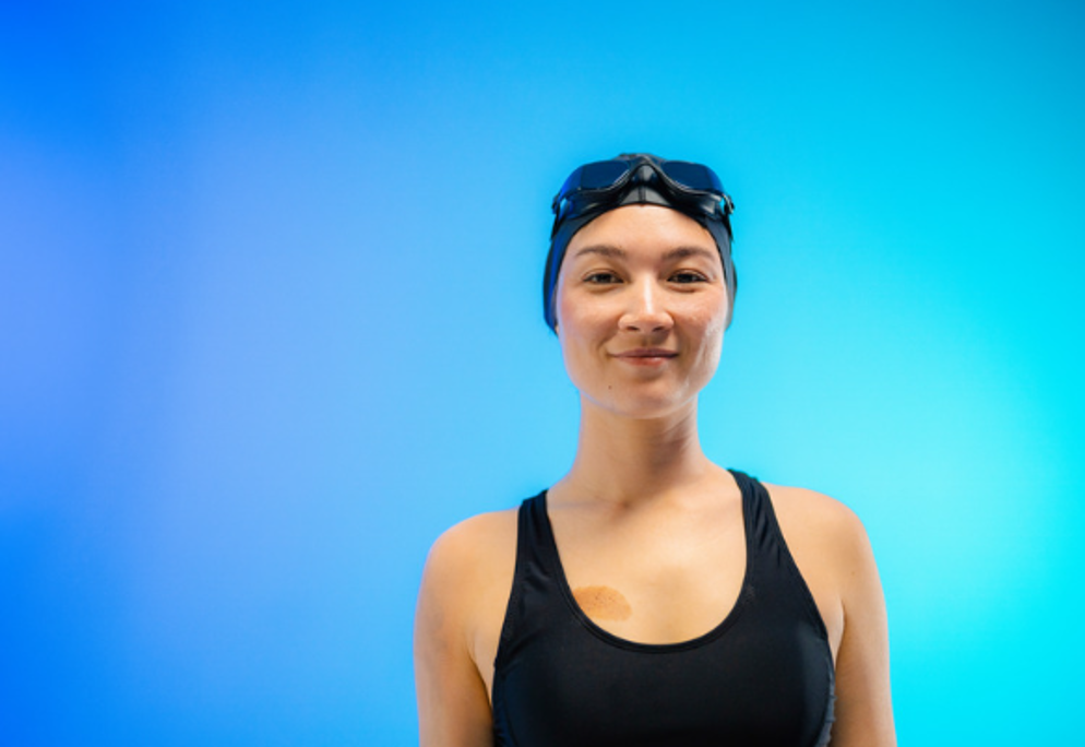 Eén vrouw in badkleding voor blauw scherm