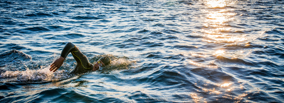 Man zwemt borstcrawl in het openwater 