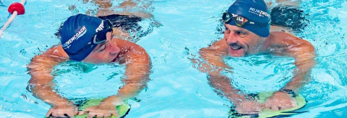 Twee zwemmers trainen benen