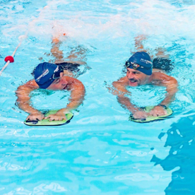 Twee zwemmers trainen benen