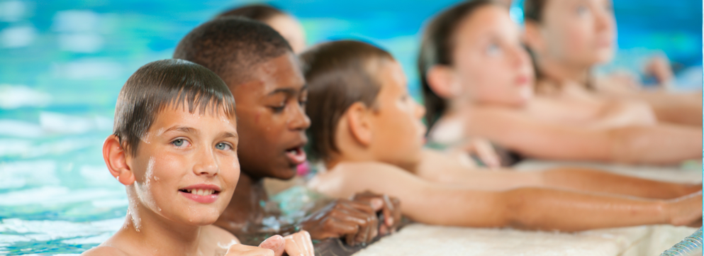 Kinderen hangen aan kant