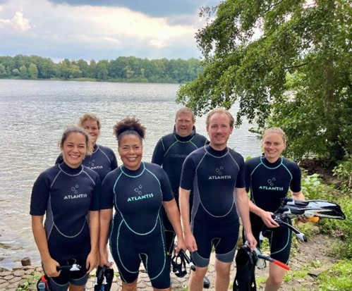 Zes snorkelaars op de kant bij het water