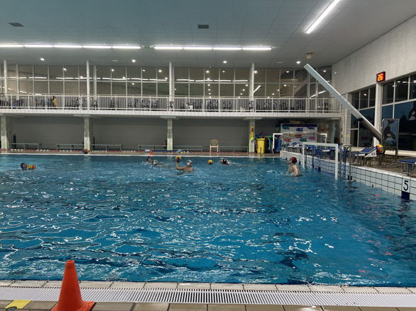 Schieten tijdens waterpolo training
