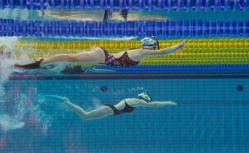 Twee vinzwemmers onder water in het zwembad
