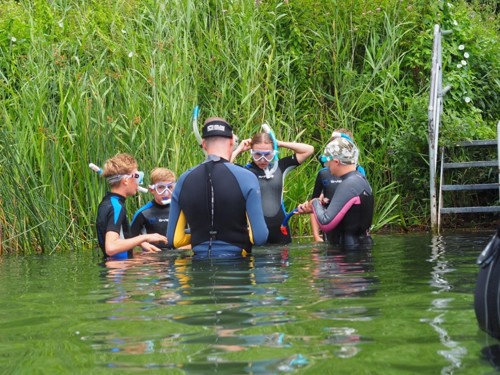 Een groepje snorkelaars in het water
