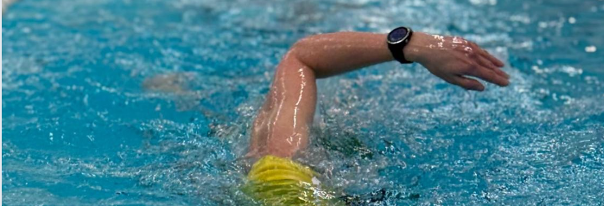 Zwemmer met sporthorloge zwemt borstcrawl